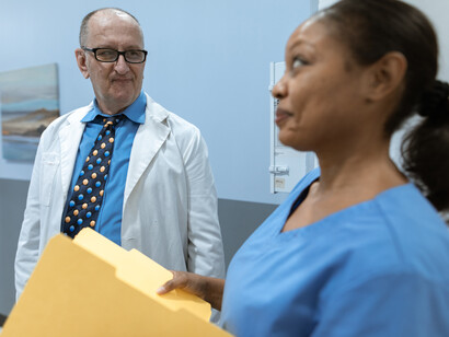 Médica compartilha sua fé com o médico cirurgião e diz que tudo ocorrerá bem