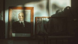 Cuadro de Lenin en un edificio público de Moscú, Rusia