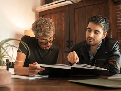 El estudio del marco teórico coherente y adecuado en la producción científica de las tesis y tesinas realizadas en el ámbito de programas, cursos de máster y doctorado, así como en proyectos de investigación financiados por instituciones de estudios