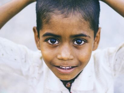 El espacio tiempo deja atrás el pasado y nos enfila en una carrera hacia el futuro que se come el presente que vivimos como un conejo tras la zanahoria