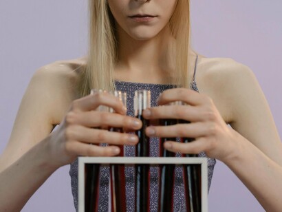 Uma boa alimentação e uma rotina de sono adequada também favorecem seu equilíbrio. Evitar o excesso de estímulos artificiais — como notificações constantes ou consumo exagerado de açúcar — ajuda a manter o sistema dopaminérgico mais estável e menos reativo a recompensas imediatas