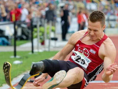 O atleta alemão Markus Rehm depois de saltar