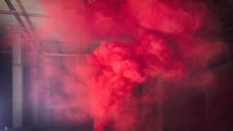 Melma rosa. Una nebbia densa e rossastra ne intossica le strade e le rende spesso impraticabili, mentre uno strano ammasso di alghe del medesimo colore infesta le acque