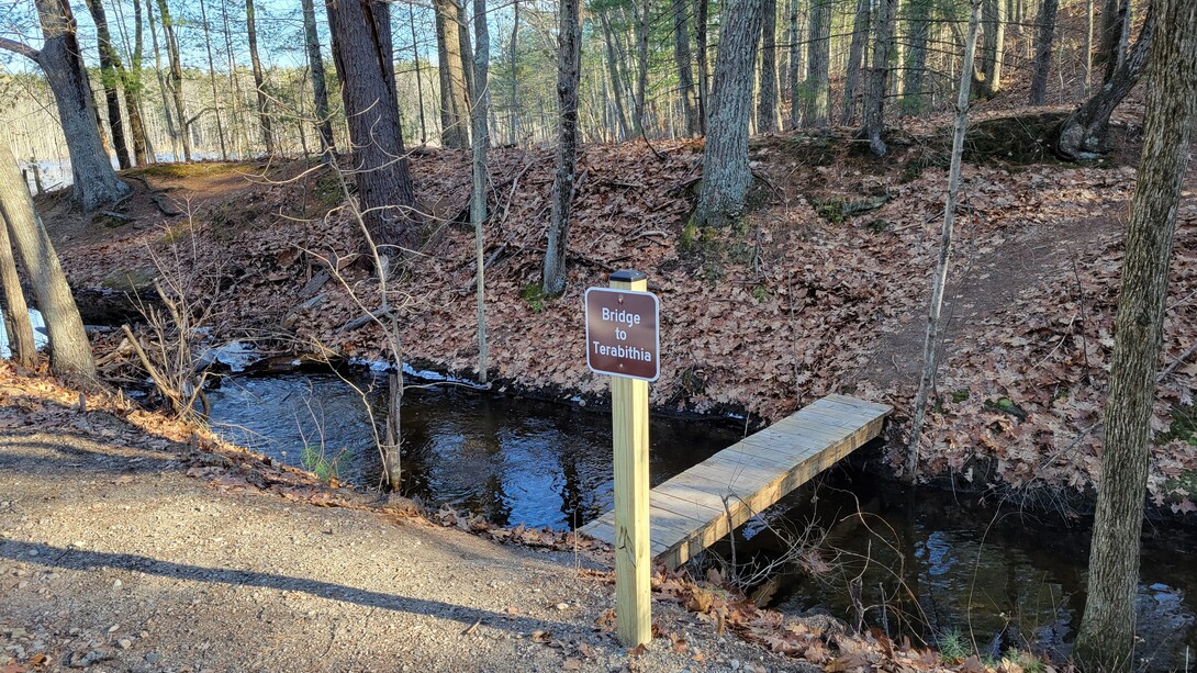 El puente hacia Terabithia, 2022. Medfield, Massachusetts, EE.UU.