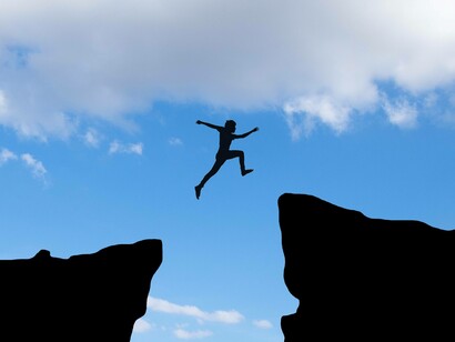 Uomo che salta da un crinale all'altro: "Il movimento è lenitivo, l’azione rischiara il cielo dalle nuvole del dubbio e il paesaggio non è poi così male"