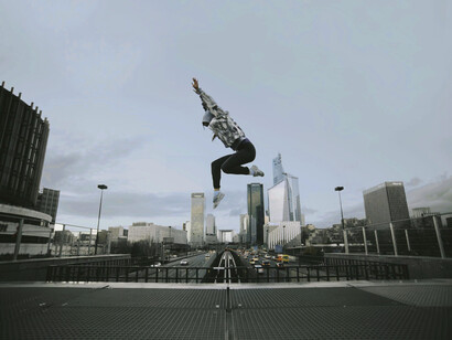 Muchacha practicando parkour