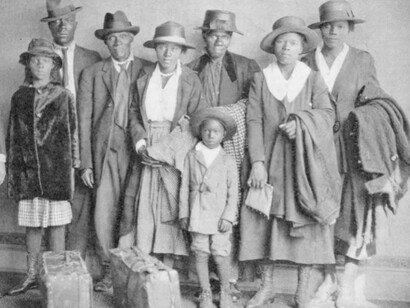 Men, women, and children who participated in the Great Migration to the north stand with their suitcases for a photo in Chicago in 1918