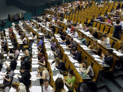 Aula universitaria. Per l'università non esiste soltanto il mercato, esiste anche la società nel suo complesso e nelle sue articolazioni che non hanno prezzo, ma sono tuttavia meritevoli di essere prese in considerazione