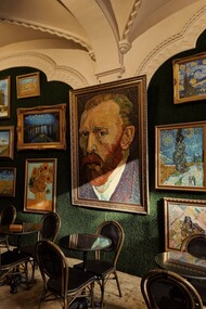 Salão com quadros de Van Gogh em exposição