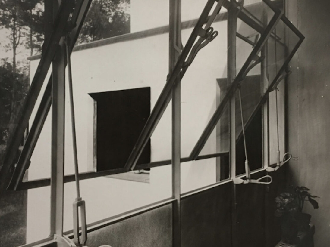 Lucia Moholy, Meisterhäuser. Atelierfenster, eines Doppelhauses mit Kippflügel, o.J. (nicht datiert | not dated), S/W Fotografie, b/w Photography, 21,8 x 16,3 cm | 8 2/3 x 6, 1/2 in, Unikat | unique. Courtesy of Galerie Kornfeld