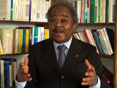 Ebénézer Njoh Mouelle, philosophe et homme politique camerounais.  L'auteur distingue deux formes générales de transhumanisme : le transhumanisme biologique et le transhumanisme cybernétique