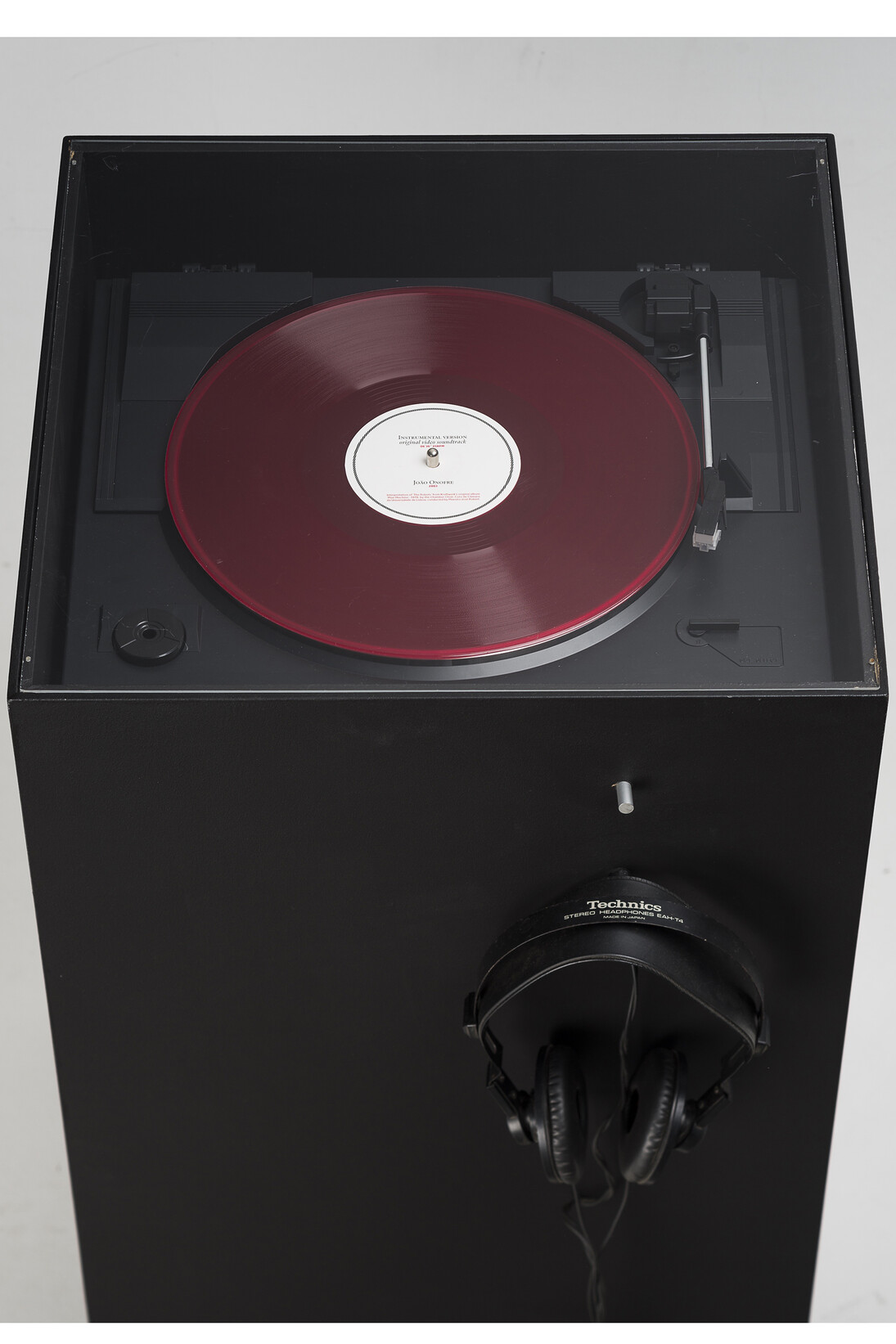 João Onofre, Instrumental Version Original video soundtrack, 2003. Vinyl record, solid silver nail 6’36’’, 45 RPM exhibition version, 2013. Customised plinth with turntable, amplifier and headphones, 80 x 46 x 46 cm. Courtesy Marlborough Contemporary, © the artist. Photo: Daniel Malhão Fotografia