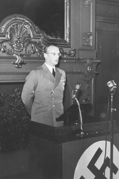 Le Reichskommissar Arthur Seyss-Inquart au Mauritshuis lors de l'ouverture de Het Duitse Boek van Heden, le 15 novembre 1941. Avec l'aimable autorisation du Mauritshuis
