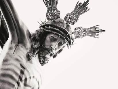 Contextualizando, ainda, vale ressaltar que o Papa João Paulo II, papa na época do lançamento do filme, também passava por sérios problemas de saúde, principalmente o agravamento do Parkinson (o Papa João Paulo II morre em abril de 2005)