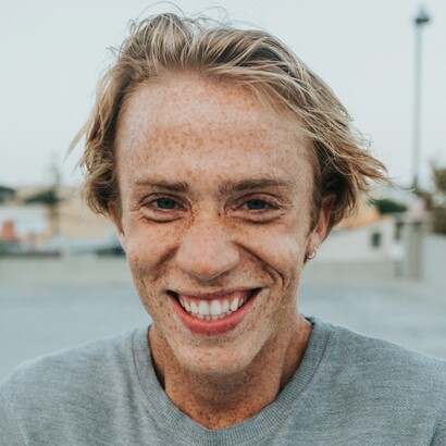 Ragazzo felice. L’agitazione nello stomaco è un promemoria che siamo vivi e in grado di sentire, un ponte tra corpo e spirito