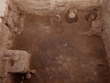 Stanza dedicata al culto dei defunti con altare e tomb infantili in vasi di ceramica. Per le immagini si ringrazia il Ministero degli Esteri