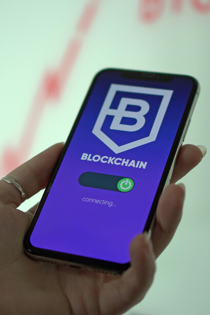 Celular em página web de criptomoedas. A blockchain é uma cadeia de blocos interconectados