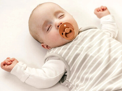 Bebé durmiendo con un chupete
