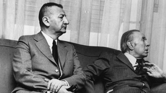 Braulio Arenas junto con Jorge Luis Borges (Biblioteca Nacional de Chile)