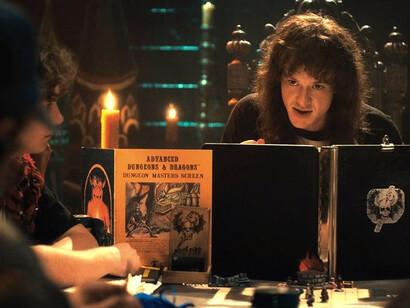 Fotograma de la cuarta temporada de la serie «Stranger Things» con Joseph Quinn en el papel de Eddie Munson