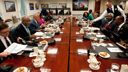 Le secrétaire américain à la Défense Chuck Hagel s’entretient avec plusieurs dirigeants africains au Pentagone lors d’une réunion consacrée à la coopération sécuritaire et à la stabilité en Afrique de l’Ouest, le 28 mars 2013