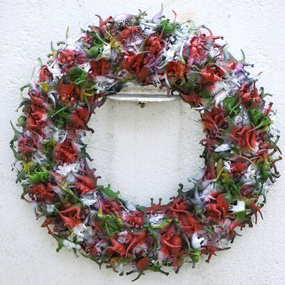 David Lihard, Funeral wreath made with toys, 2013