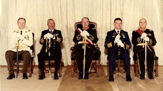 Von links nach rechts: Stange Oecklers, Rodolfo. Generaldirektor von Karabinern. Mitglied des Militärregierungsrats; Merino Castro, José Toribio. Oberbefehlshaber der chilenischen Marine. Mitglied des Militärregierungsrats; Pinochet Ugarte, Augusto. Präsident der Republik Chile; Matthei Aubel, Fernando. Oberbefehlshaber der chilenischen Luftwaffe. Mitglied des Militärregierungsrats; Benavides Escobar, César. Vertreter der Armee im Militärregierungsrat