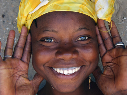 Mujer gambiana feliz