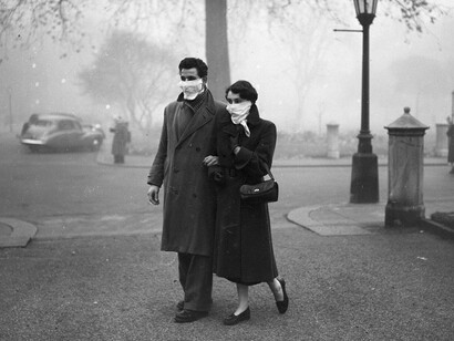 Noviembre de 1953: una pareja pasea por las calles de Londres con la cara tapada 

