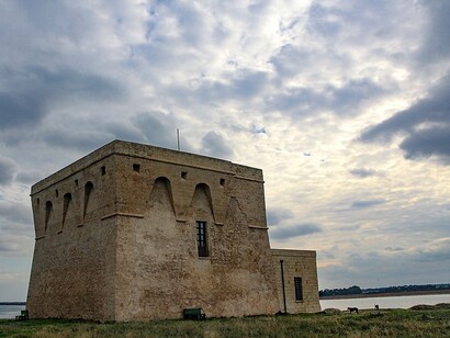 Costruita nel XVI secolo, la torre faceva parte di un sistema difensivo contro le incursioni saracene e oggi rappresenta un simbolo storico e paesaggistico della regione, Puglia