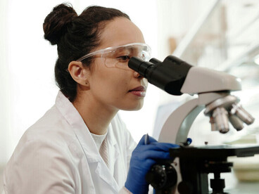 Longtemps invisible, l’intermédiaire entre gènes et protéines fut traqué patiemment : c’est dans ces observations minutieuses qu’émergea l’idée de l’ARN messager