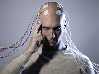 Transhumanisme. La doctrine transhumaniste apparaît comme un instrument idéologique, servant de publicité en faisant rêver les foules