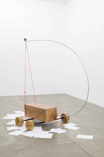 Carlos Bevilacqua, O Inexorável Caminho do Saber, 2015, Madeira, aço carbono, cabo náutico, pedra e folhas de papel, 3 partes, 164 x 115 x 162 cm; 198 x 115 x 209 cm; 165 x 115 x 164 cm. Photo: Eduardo Ortega | Cortesia Galeria Fortes Vilaça