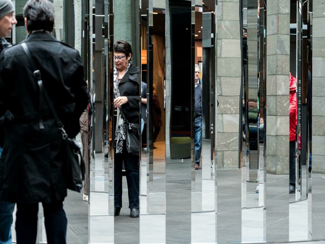Jeppe Hein, Semicircular space. Courtesy of NGV