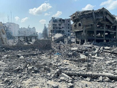 Palestinesi ispezionano i danni a seguito di un attacco aereo israeliano nella zona di El-Remal a Gaza City, Palestina, il 9 ottobre 2023