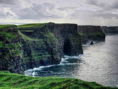 Falésias de Moher, na costa ocidental da Irlanda. De Dublin seguimos para Mountshannon, uma vila tranquila fundada no século XVIII, à beira de Lough Derg — um dos maiores lagos da Irlanda. Um lugar sereno e perfeito para pernoitar, rodeado de natureza.
No dia seguinte, rumámos às Falésias de Moher, na costa ocidental do país. Um dos pontos altos da viagem, literalmente
