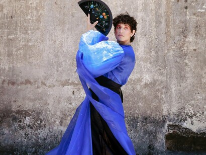 Modelo posa para foto. Claro, tem os momentos incríveis, como eventos de grandes marcas ou assistir a desfiles de perto. Se eu não trabalhasse com moda, dificilmente teria essas oportunidades
