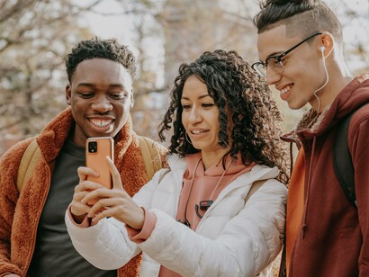 Amigos tirando uma foto juntos