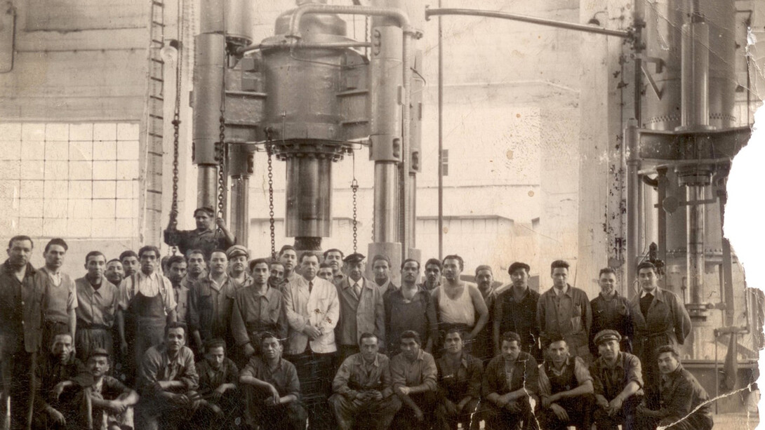 Chile, 1950, taller de herrería: operarios delante de prensa a vapor recién estrenada