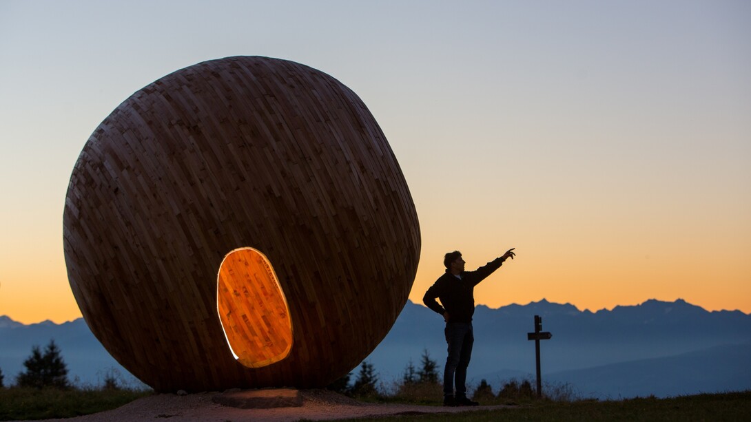La famiglia Pichler porta avanti da generazioni una tradizione alberghiera radicata in Val d’Ega, trasformando l’ospitalità in un progetto condiviso tra famiglia, collaboratori e territorio. Ganis Resort, Nova Ponente Obereggen, Trentino Alto Adige, Italia