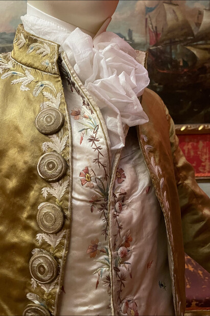 Traje de hombre (frac, levita)
Seda bordada
siglo XVIII
Museo del Palacio Mocenigo – Centro de Estudios de la Historia de los Textiles, el Traje y el Perfume (Colección Correr)


