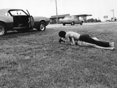 Arlene Gottfried, Kissing on the highway, Queens, 1980. Courtesy of the New York Historical