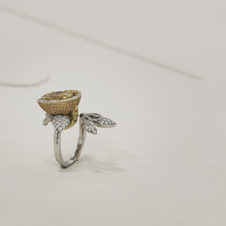 Chris Evans, Clerk of Mind, detail of A Needle Walks into a Haystack, 2014. Platinum and yellow gold ring with diamonds, sapphires and heliodor (‘Flowergirl’) commissioned from Boodles responding to Liverpool Biennial’s press release as a brief; jesmonite tablet, rosewood and powder-coated steel vitrine. Commissioned by Liverpool Biennial 2014, Courtesy of the artist and Boodles. Project Arts Centre, Dublin (2014)