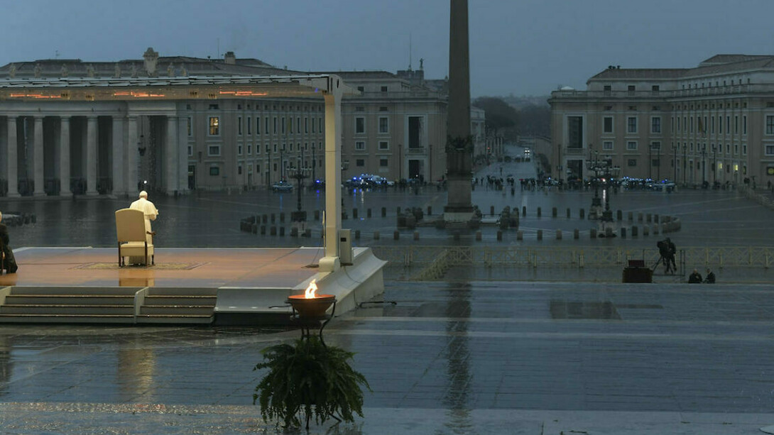Papa Francesco in una Piazza San Pietro deserta impartisce la benedizione Urbi et Orbi 