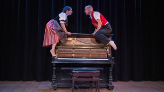 Melanie Dörig und Meinrad Koch beim Theaterstück "Wiibli und Mannli". Bild: Extra-Mile-Films