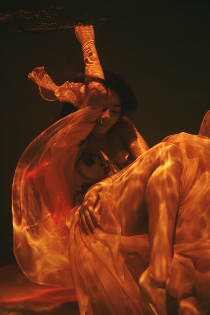 Garota dança a sinfonia da vida dentro d'àgua