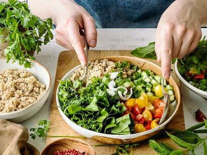 To support a healthy lifestyle, try preparing plant-based meals, prioritizing fiber-rich foods, and engaging in mindful eating practices