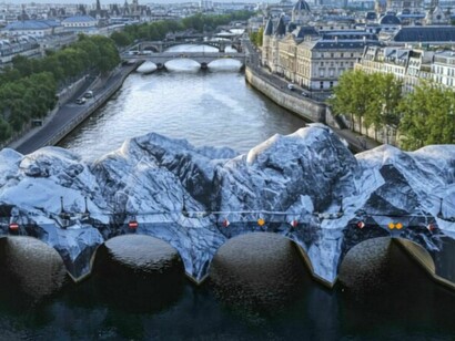 Vista al atardecer de la instalación de JR. Pont Neuf, París, Francia. Foto: AKEZ
