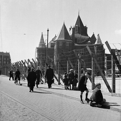 Afsluiting Jodenbuurt bij de Waag, Nieuwmarkt, Amsterdam, 1941. Courtesy of Foam © Charles Breijer / Nederlands 
Fotomuseum