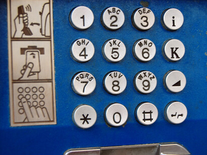 Teclado de un antiguo teléfono público